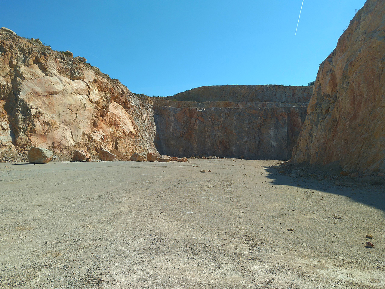 Garraf quarry — still 04